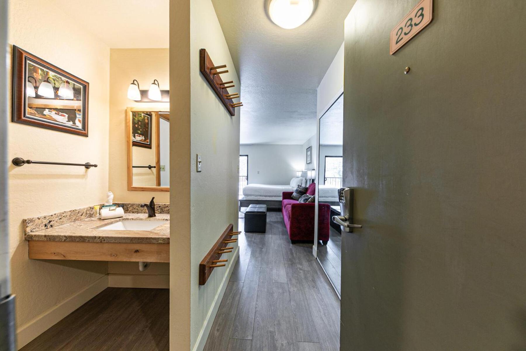 Charming Queen Studio Deluxe W/Balcony #233 At Donner Lake Village Тръки Екстериор снимка